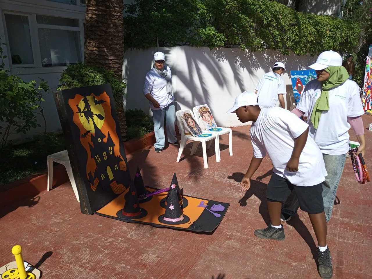 Jeu d’adresse en plein air avec des cibles colorées