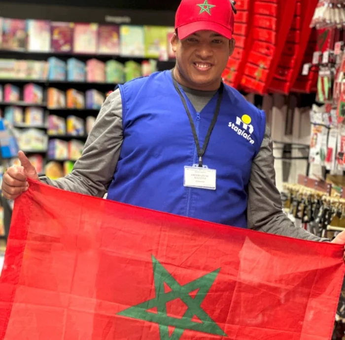 Stagiaire en insertion professionnelle tenant le drapeau marocain