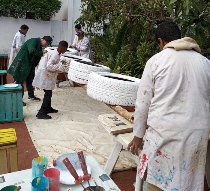 Atelier de peinture sur pneus au centre Al Manar